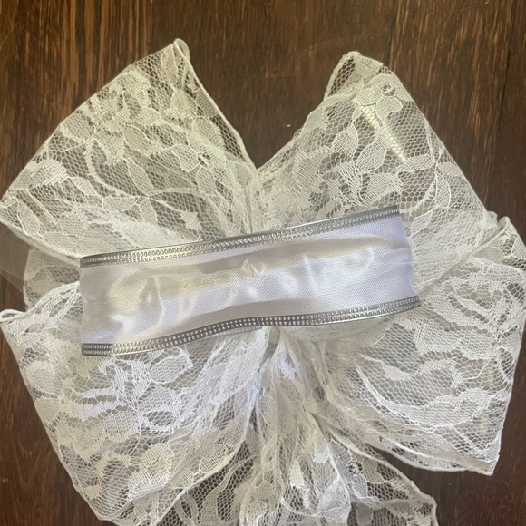 Handmade lace bows with crystal & pearl center! - Picture 2 of 3